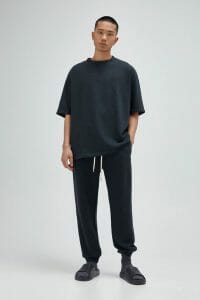 Oversized Shirt Marries Black Slider Sandals and Black Sweatpants for Men