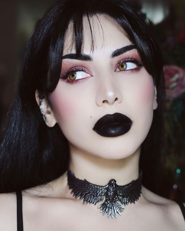 26 Iconic Goth Makeup Styles: Midnight Mystique